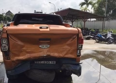 Chiếc ôtô liên quan đến vụ truy đuổi, bắn nhau đã bị công an tạm giữ - Ảnh: báo Tri thức trực tuyến