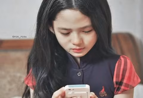 Báo Khám Phá cho biết thêm, mặc dù vẫn chỉ là gương mặt mới toanh trong ngành công nghiệp giải trí xứ hàn nhưng nhiều người Hàn Quốc đã tin rằng, cô bé lớp 5 này sẽ trở thành huyền thoại nhan sắc mới của xứ sở Kim chi khi lớn lên và hoàn toàn đủ sức đánh bật những Suzy, Kim Tae Hee, hay thậm chí là cả Song Hye Kyo hay Lê Young Ae.