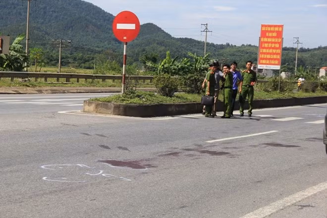 7. Đi lĩnh lương hưu, bị xe tải tông tử vong Khoảng 8h sáng 8/6, ông Ngô Văn Ái (55 tuổi, trú xã Đại Lộc, huyện Hậu Lộc, Thanh Hóa) điều khiển xe máy trên quốc lộ 1A, hướng huyện Hà Trung – TP Thanh Hóa. Đến đoạn qua xã Đại Lộc, xe máy đang sang đường thì xảy ra va chạm với ôtô tải biển số Hà Nội chạy cùng chiều. Cú va chạm quệt mạnh khiến ông Ái bị ngã văng ra xa. Nạn nhân được người dân đưa đi cấp cứu tuy nhiên nhưng đã tử vong tại bệnh viện.