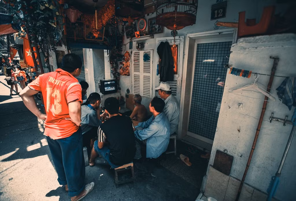 Những người lao động cùng tụ tập về quán trà đá trong ngõ Hàng Chỉ để xem thời sự. Chiếc tivi nhỏ xíu từ thời "cổ lỗ sĩ" vẫn đủ thu hút khán giả.