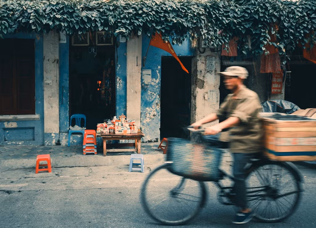 Một quán trà nép mình trên con phố cổ kính Nguyễn Quang Bích.