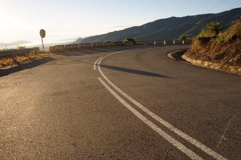 Vòng cung con đường đèo bừng sáng dưới ánh bình minh...