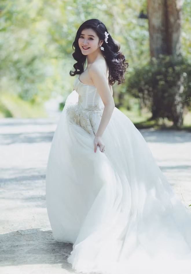 Trong bộ ảnh cưới, Xuân Mai chọn trang phục đầm tông trắng sang trọng và thanh lịch, phù hợp với vẻ đẹp nữ tính, truyền thống ở người đẹp.