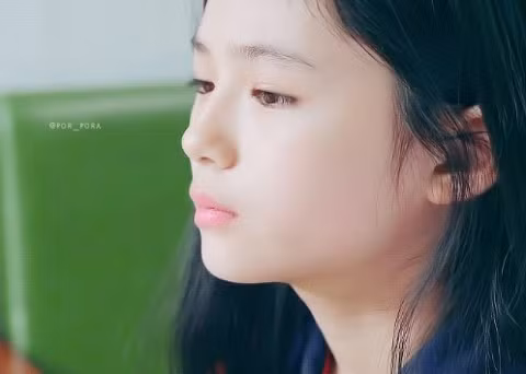 Hàng lông mày lá liễu, đôi mắt to tròn long lanh, khuôn miệng hồng chúm chím cùng mái tóc dài thướt tha của nữ diễn viên nhí 11 tuổi khiến vạn trái tim có thể “tan chảy” khi ngắm nhìn.