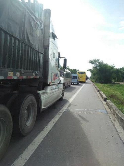 Vụ cháy khiến giao thông bị ùn tắc nghiêm trọng.