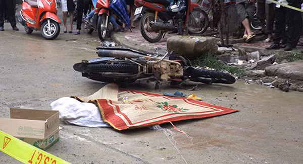 9. Ô tô chở đá va chạm với xe máy, bé gái 3 tuổi tử vong Khoảng 16h30 ngày 9/6, anh Sùng Seo Sẩn (22 tuổi, trú xã Thào Chư Phình, huyện SiMaCai, Lào Cai) điều khiển xe máy BKS 24B1- 689.49 chở theo cháu gái Thào Thị Phương (3 tuổi), khi lưu thông đến ngã 3 cách Bệnh viện Đa khoa huyện SiMaCai khoảng 100m thì xảy ra va chạm với ô tô chở đá loại 12 tấn BKS 24C -052.83. Cú va chạm mạnh khiến cháu Phương văng xuống đường, bị ô tô chèn qua đầu tử vong tại chỗ. Anh Sẩn bị bánh sau của ô tô chèn gẫy chân, còn chiếc xe máy bị hư hỏng nặng.