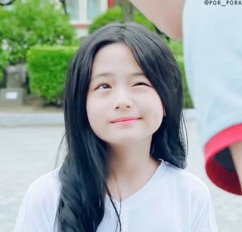 Park Chan Wook – đạo diễn chính của bộ phim cũng đã thừa nhận chính mình cũng rất bất ngờ về khả năng cảm nhận và nắm bắt tâm lý nhân vật của diễn viên nhí này.