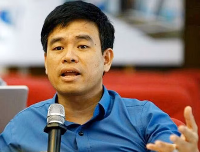 Ông Khúc Hữu Thanh Hải nhận nuôi bé trai bị bỏ rơi.