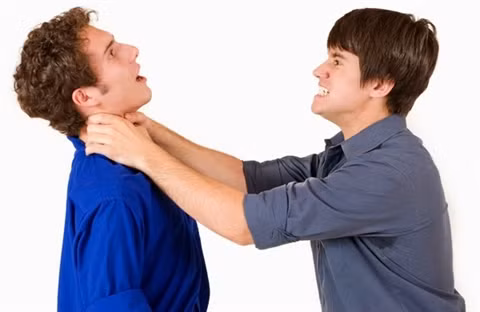 Be tac chong cu bam dit, khong cho cuoi chong moi