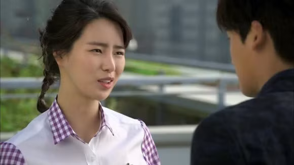 Nghe tieng chong keu la trong nha tam, mo cua va...soc