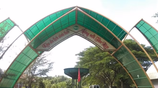 Từ TP HCM, đi khoảng 100 km về phía tây với hơn 2 giờ đi xe dọc theo tuyến đường QL N2, sau đó rẽ phải vào đường QL 62, đi thẳng khoảng 35 km, bạn đã đến được khu du lịch Làng nổi Tân Lập thuộc huyện Mộc Hóa, tỉnh Long An. Phí vào cổng là 50.000 đồng. Khách sẽ được nhận một chiếc mũ, một chai nước, khăn lạnh và được vận chuyển vào rừng.