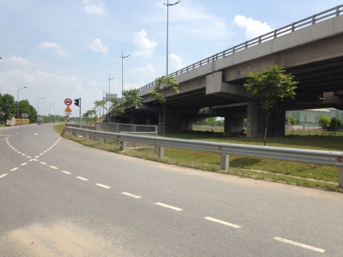 Mặc dù đã chạy khỏi công trình nhưng nhóm côn đồ vẫn truy sát đến cùng chém nạn nhân gục tại chỗ.