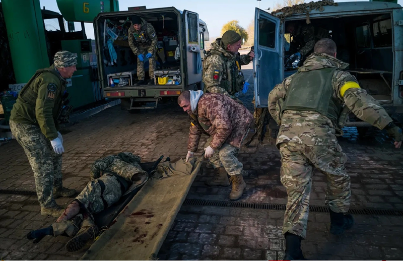 Dưới sự tấn công quyết liệt của Quân đội Nga, Quân đội Ukraine hiện không còn cách nào để tấn công và đang phải chịu áp lực phòng thủ nặng nề. Bộ Quốc phòng Nga ngày 25/8 đưa tin, Quân đội Ukraine thiệt hại tới 300 người về hướng Kursk trong suốt 24 giờ qua trong toàn bộ trận chiến Kursk, Quân đội Ukraine thiệt hại hơn 5.800 người cũng như gần 500 xe tăng và bộ binh bị tiêu diệt. Ảnh: Washington Post.