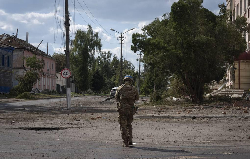 Không chỉ vậy, ngày 25/8, Quân đội Nga chiến đấu ở phía nam thị trấn Sudzha ở Kursk đã giải phóng thành công làng Bolki khỏi tay Quân đội Ukraine. Sau đó, Trung tướng Quân đội Nga Apti Araudinov cũng thông báo quân đội đã giải phóng một ngôi làng khác ở Kursk mà trước đây do người Ukraine kiểm soát - đây là một bước đi được Quân đội Nga thực hiện trong trận chiến Kursk. Ảnh: AP.