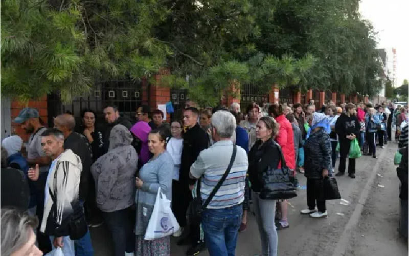 Sau khi giao tranh nổ ra ở Kursk, Nga đã sơ tán hơn 130.000 người khỏi khu vực, nhưng vẫn còn hàng nghìn cư dân ở Kursk, một thực tế khiến nỗ lực của Quân đội Nga nhằm trục xuất quân Ukraine trở nên phức tạp vì Quân đội Nga lo ngại một vụ đánh bom lớn sẽ gây ra thiệt hại cho chính người dân của mình. Ảnh: Tân Hoa Xã.