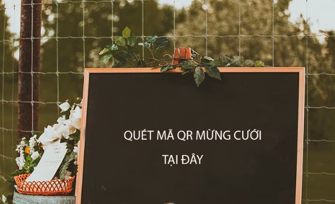 Choang voi thiep moi cuoi co in ma QR