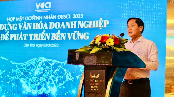 Ông Nguyễn Văn Hồng, 55 tuổi, quê tỉnh Hậu Giang, có trình độ tiến sĩ kinh tế, trình độ lý luận chính trị cao cấp.