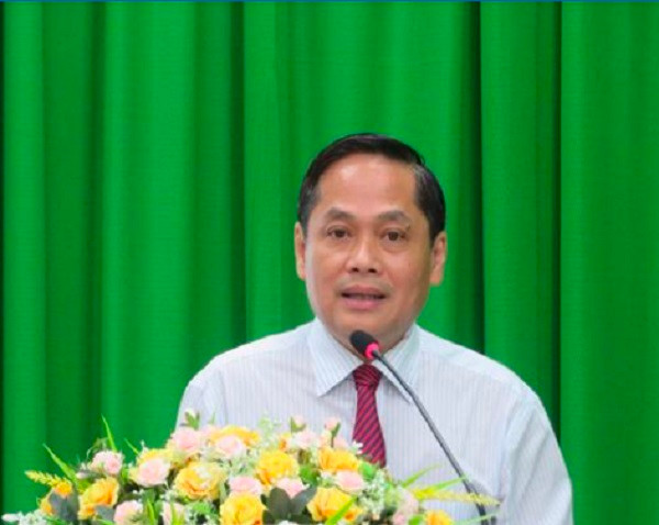 Quá trình công tác, ông Hồng từng trải qua các vị trí Giám đốc Quỹ đầu tư phát triển thành phố, Giám đốc Sở Kế hoạch và Đầu tư, Bí thư Huyện ủy Thới Lai.