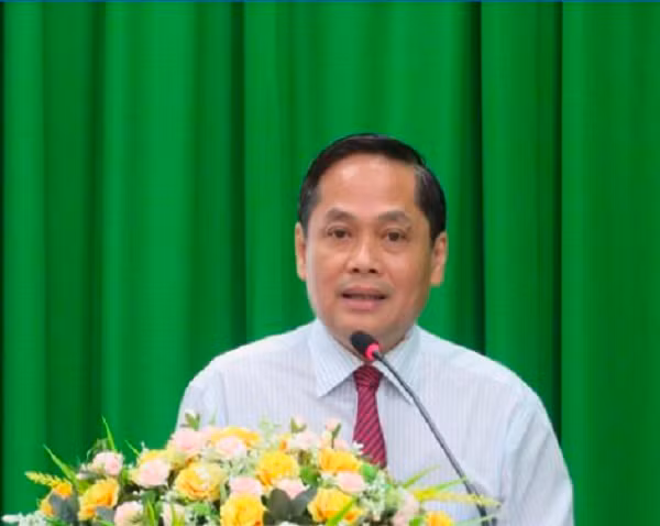 Quá trình công tác, ông Hồng từng trải qua các vị trí Giám đốc Quỹ đầu tư phát triển thành phố, Giám đốc Sở Kế hoạch và Đầu tư, Bí thư Huyện ủy Thới Lai.