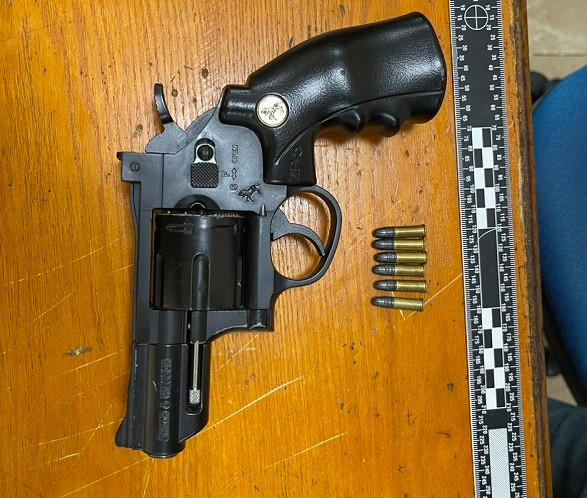 Bat doi tuong co 5 tien an tang tru ma tuy, sung quan dung-Hinh-2