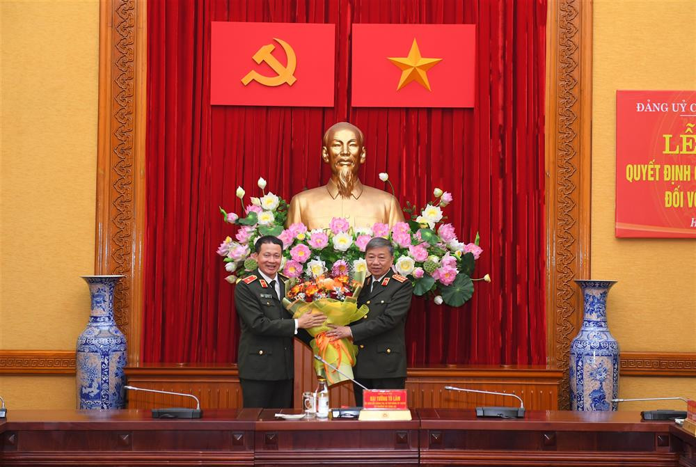 Thiếu tướng Vũ Hồng Văn được điều động đến Ủy ban Kiểm tra Trung ương Thieu tuong Vu Hong Van duoc dieu dong den Uy ban Kiem tra Trung uong