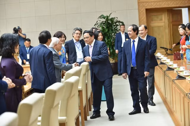 Thủ tướng: Quan tâm chính sách đãi ngộ để thầy, cô yên tâm công tác - Hình 5 Thu tuong: Quan tam chinh sach dai ngo de thay, co yen tam cong tac-Hinh-5