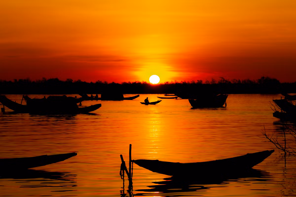 Đến Huế, du khách có thể tham gia tour ngắm hoàng hôn và trải nghiệm phá Tam Giang – đầm phá lớn nhất Đông Nam Á – Ảnh: VGP/Lê Hoàng