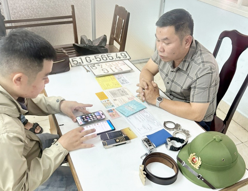 Giả danh “đại tá Công an”, đi xe biển xanh, lừa 2 phụ nữ hơn 7 tỷ Gia danh “dai ta Cong an”, di xe bien xanh, lua 2 phu nu hon 7 ty