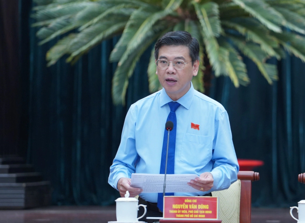 Ông Dũng từng trải qua nhiều vị trí công tác: Phó Bí thư Thường trực quận ủy quận Tân Phú, Trưởng Ban Kinh tế - Ngân sách HĐND TP HCM, Chủ tịch UBND quận 1.