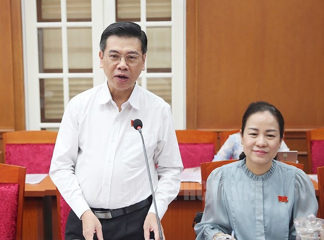 Ông Nguyễn Văn Dũng cũng cam kết cùng tập thể UBND TPHCM nghiên cứu, đóng góp ý kiến, cũng như trực tiếp chỉ đạo điều hành trong lĩnh vực được phân công để hiện thực hóa Nghị quyết Đại hội Đảng bộ TPHCM lần thứ XI. Đồng thời, huy động, quản lý, sử dụng các nguồn lực để khai thác tốt nhất tiềm năng, lợi thế, tạo động lực cho thành phố phát triển.