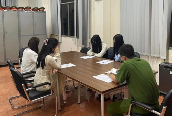 Phá đường dây người mẫu, hoa khôi, ca sĩ bán dâm hàng nghìn đô Pha duong day nguoi mau, hoa khoi, ca si ban dam hang nghin do