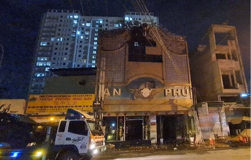 Chay quan karaoke 32 nguoi chet: 2 cuu cong an vua bi khoi to vi pham gi?