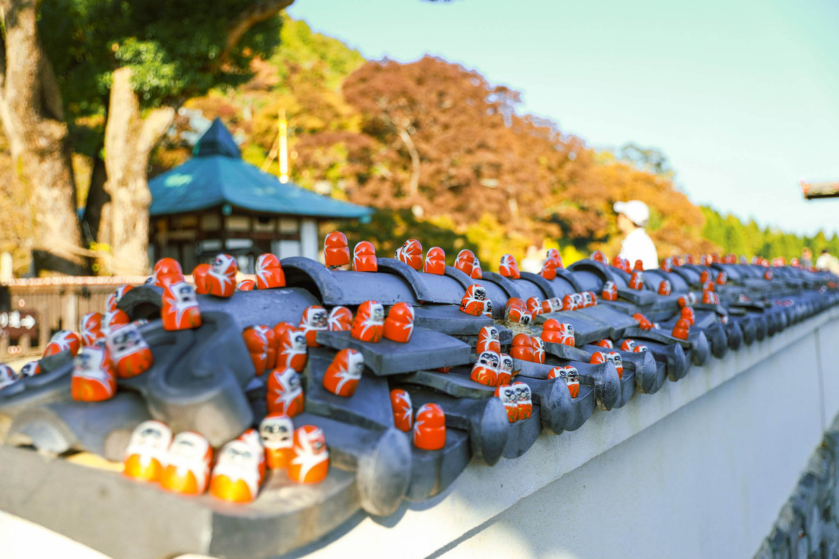 Búp bê Daruma được làm bằng kỹ thuật bồi giấy truyền thống với những màu sắc sặc sỡ. Ảnh: Nguyễn Vân 