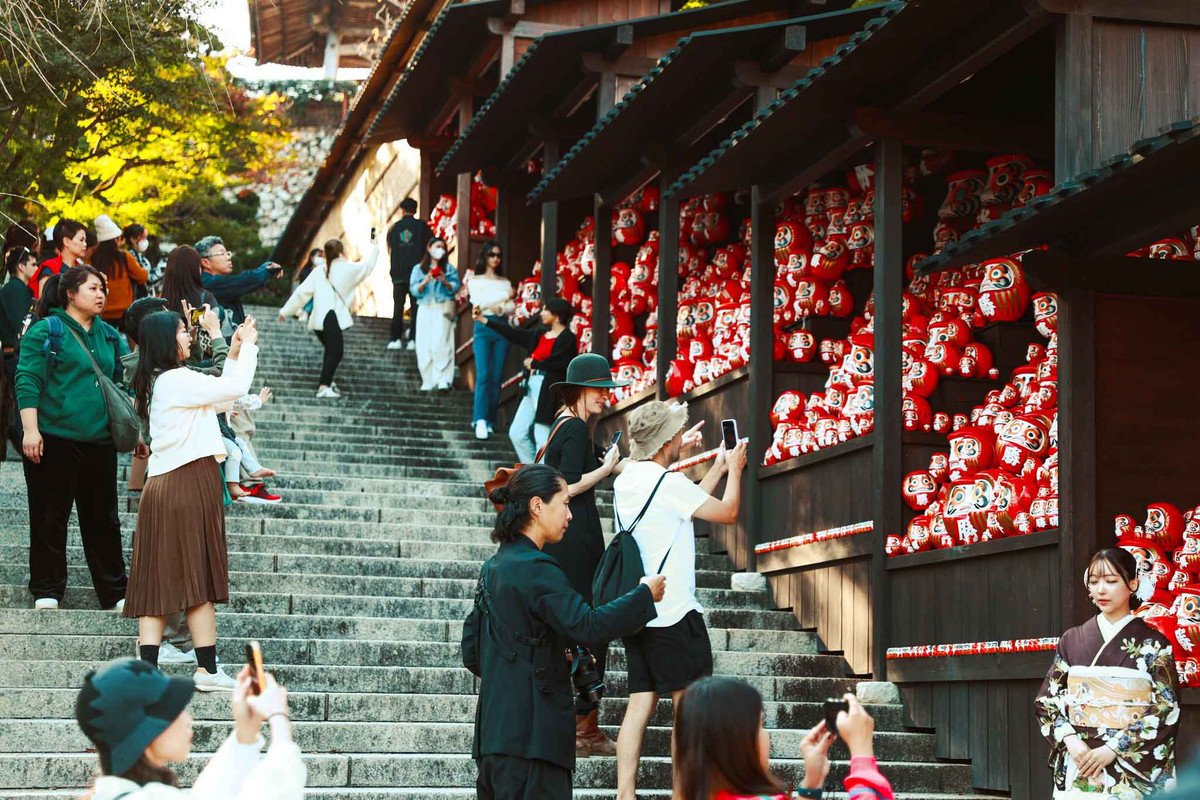 Tuy nhiên, màu sắc phổ nổi bật của búp bê Daruma là màu đỏ, bắt nguồn từ màu áo đỏ của Bồ Đề Đạt Ma. Ảnh: Nguyễn Vân 