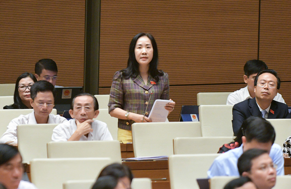  Nơi bỏ không trụ sở, nơi thì chật chội, xuống cấp: Chất vấn Bộ trưởng Tài chính, đại biểu Đoàn Thị Thanh Mai ( Hưng Yên) đề cập tới những bất cập trong vấn đề quản lý tài sản công, điển hình là câu chuyện các trụ sở công bị bỏ không sau sáp nhập, gây lãng phí. “Thời gian qua và sắp tới, nhiều đơn vị hành chính cấp xã, huyện đã và sẽ được sáp nhập. Tuy nhiên, việc sắp xếp trụ sở các đơn vị thuộc diện sáp nhập còn chậm; một số trụ sở bỏ trống, gây lãng phí, trong khi đó nhiều cơ quan đang phải sử dụng chung, nhiều trụ sở chật chội, xuống cấp, không đảm bảo điều kiện làm việc của cán bộ công chức. Đề nghị làm rõ thực trạng, nguyên nhân và giải pháp căn cơ cho vấn đề trên”. 