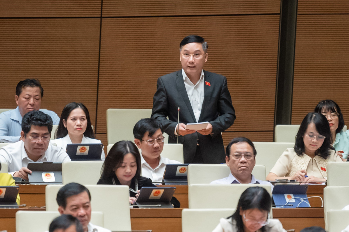  Trách nhiệm trình dự án đầu tư không chính xác thuộc về ai?: Đại biểu Lê Hoàng Anh (Gia Lai) chất vấn Bộ trưởng GTVT nêu: “2/3 tổng vốn đầu tư công của giai đoạn dành cho giao thông, nhưng các dự án GTVT ở tất cả các nhóm cũng như các dự án quan trọng quốc gia đều phải điều chỉnh thời gian thực hiện, tổng mức đầu tư. Cho thấy công tác chuẩn bị chủ trương đầu tư, công tác chuẩn bị đầu tư là không chính xác. Trong khi đó, hồ sơ trình đều báo cáo là chuẩn bị kỹ lưỡng, thận trọng, khách quan, khoa học, thực tiễn; các dự án thì đều có phương án dự phòng, kể cả dự phòng ngân sách. Trách nhiệm trong việc trình không chính xác thuộc về ai? Có cần phải xử lý nghiêm trách nhiệm của các tập thể, cá nhân khi trình để các dự án không chính xác phải kéo dài thời gian tổ chức thực hiện?