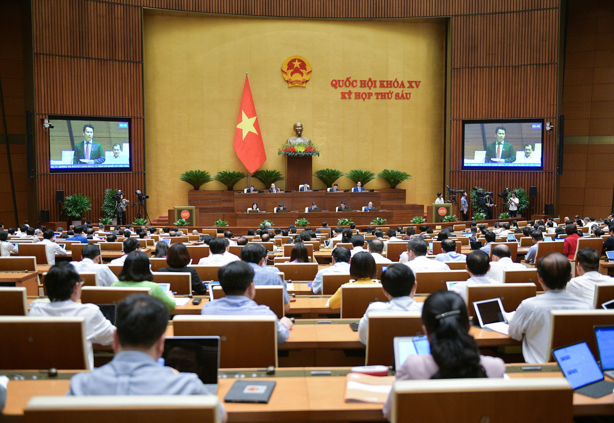 Trả lời câu hỏi trên, Bộ trưởng GTVT khẳng định có nhưng chỉ xảy ra ở một, hai vị trí, có nguyên nhân chủ quan và khách quan. “Bộ luôn đặt chất lượng lên hàng đầu và theo chuẩn quốc tế. Bộ đã phối hợp với Bộ Xây dựng, Bộ Tài nguyên và Môi trường tháo gỡ khó khăn cho các nhà thầu, trong đó có khó khăn về tài chính. Vấn đề thuộc trách nhiệm của cơ quan quản lý nhà nước cần được giải quyết nhanh nhất. Bộ chịu trách nhiệm cao nhất trước Quốc hội và Chính phủ về chất lượng các công trình giao thông”, Bộ trưởng Thắng nói.