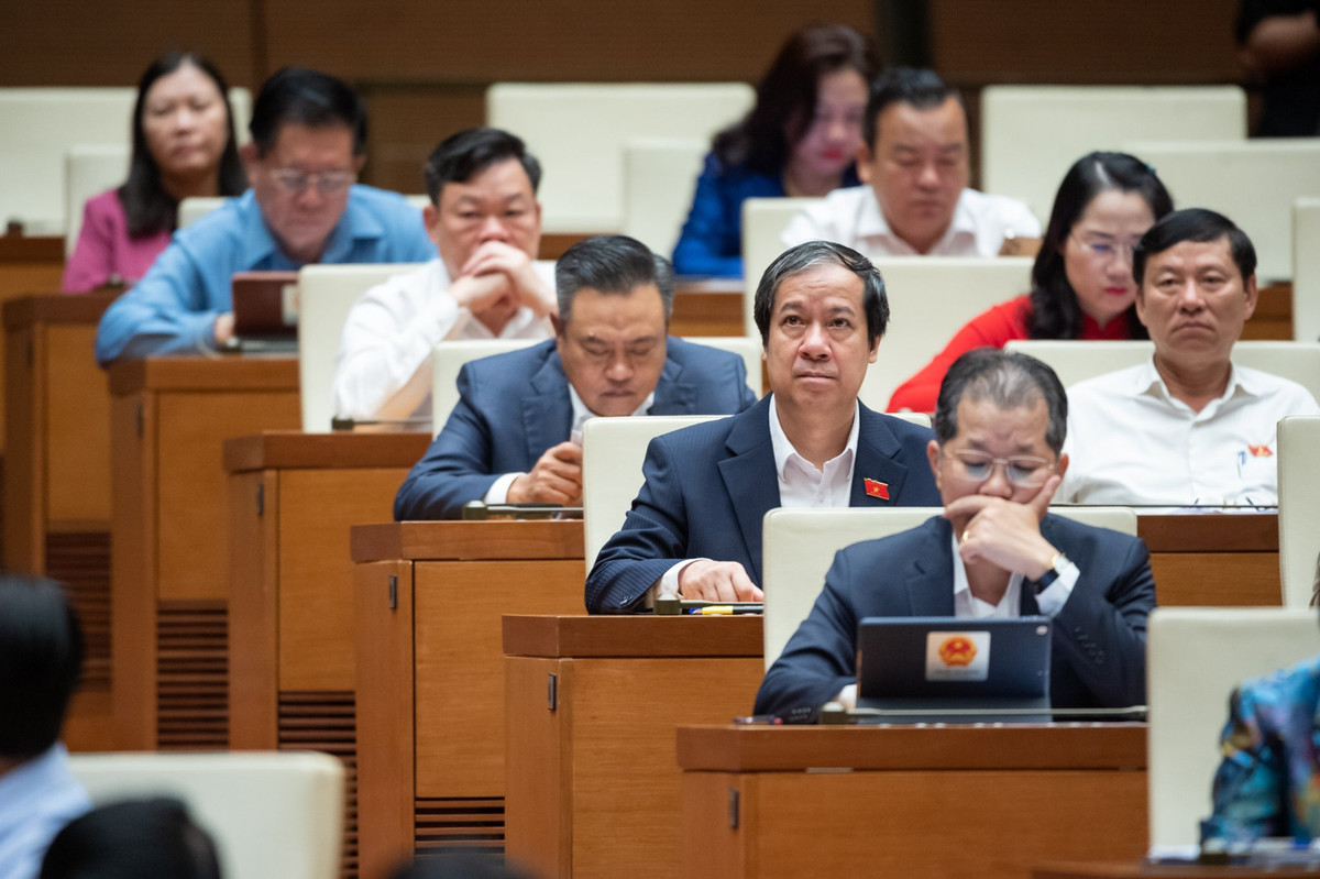  Bạo lực học đường có nguyên nhân từ bạo lực gia đình: Bộ trưởng GD&amp;ĐT Nguyễn Kim Sơn cho biết, thống kê từ 1/9/2021 đến 5/11-/2023, cả nước xảy ra 699 vụ bạo lực học đường, liên quan hơn 2.016 học sinh, trong đó có 854 học sinh nữ. Bình quân 50 cơ sở giáo dục xảy ra 1 vụ bạo lực học đường. Có nhiều nguyên nhân: Hàng năm có 220.000 vụ ly hôn, trong đó 70-80% có liên quan bạo lực gia đình. Học sinh trong các gia đình này có thể vừa chứng kiến bạo lực gia đình, vừa bị bạo lực, bỏ rơi. Môi trường như vậy dẫn đến tỉ lệ học sinh liên quan bạo lực học đường rất lớn. Việc ngăn chặn bạo lực gia đình rất quan trọng.