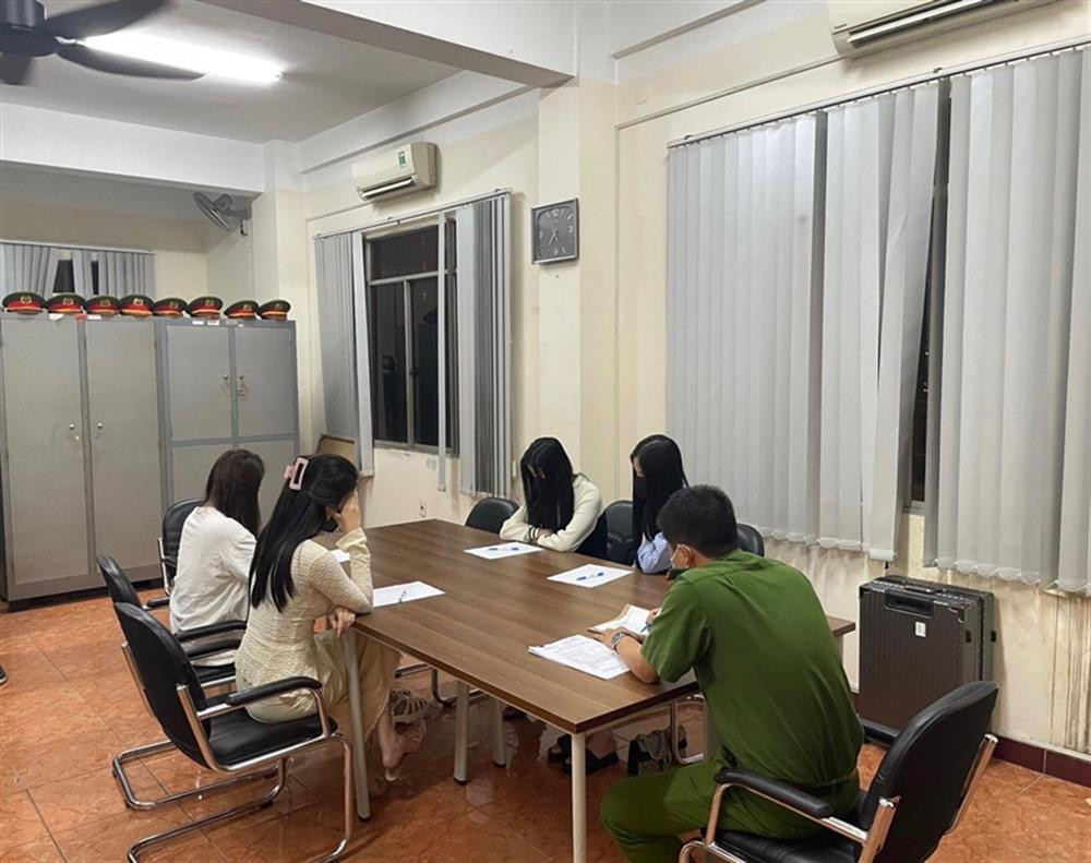 "Đại gia" mua dâm 6000 USD, phạt 5 triệu đồng không đủ răn đe! Các gái bán dâm tại cơ quan công an.