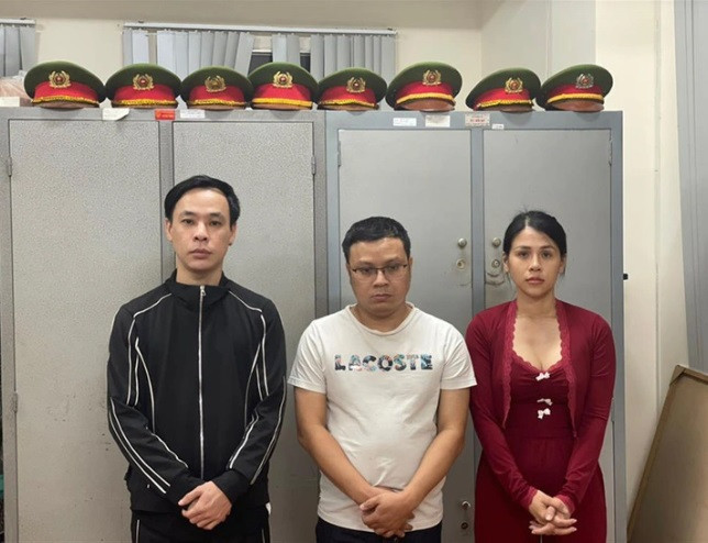 "Đại gia" mua dâm 6000 USD, phạt 5 triệu đồng không đủ răn đe! - Hình 2 Thuận, Duy và Thảo tại cơ quan Công an.