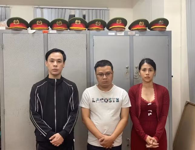 "Đại gia" mua dâm 6000 USD, phạt 5 triệu đồng không đủ răn đe! - Hình 2 Thuận, Duy và Thảo tại cơ quan Công an.