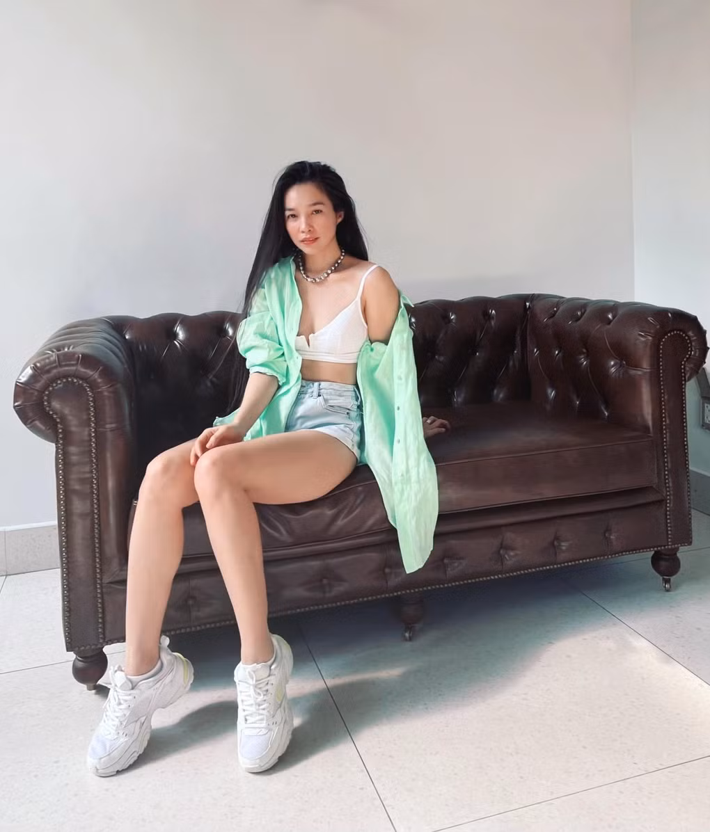 Dù đã bước sang tuổi 42, nhưng Hiền Thục được đánh giá "trẻ như thiếu nữ đôi mươi". Cô sở hữu nét đẹp tươi tắn, rạng rỡ và vóc dáng cân đối dù đã trải qua sinh nở.