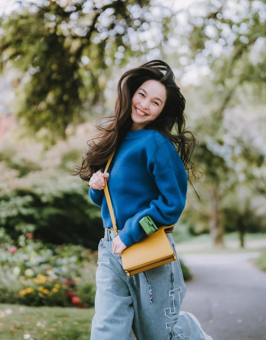 Nữ ca sĩ biến hóa nhiều phong cách khác nhau, từ trẻ trung, năng động, ngọt ngào đến nóng bỏng, gợi cảm.