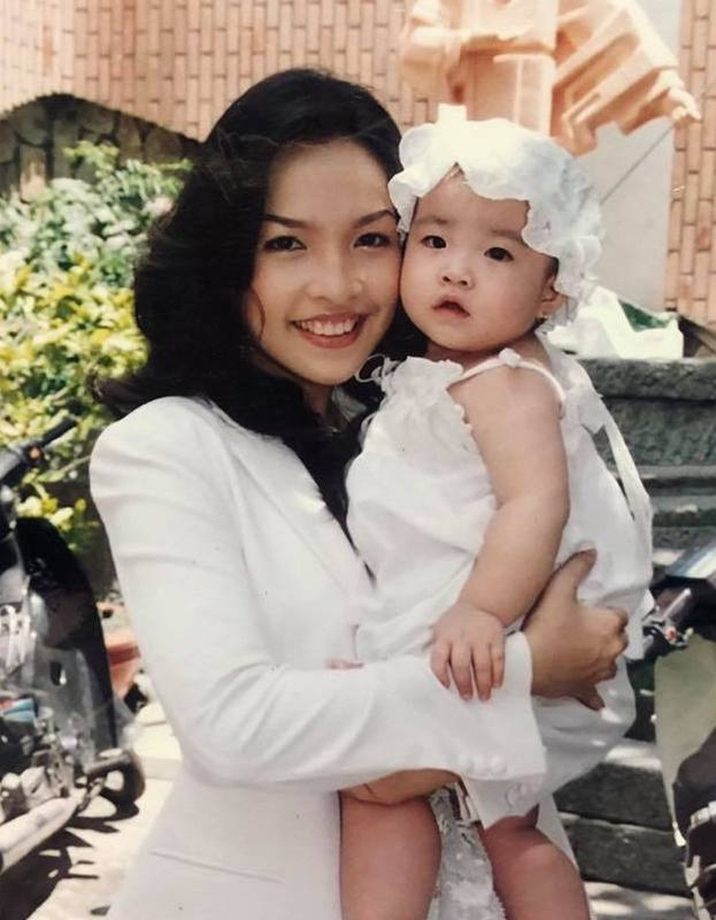 Hiền Thục thừa nhận, đó là khoảng thời gian khó khăn nhất trong cuộc đời mình. Để có một khoản tiền dự trù cho ngày sinh nở, cô phải đi hát ở các nhà hàng, quán bar dù đang bụng mang dạ chửa.