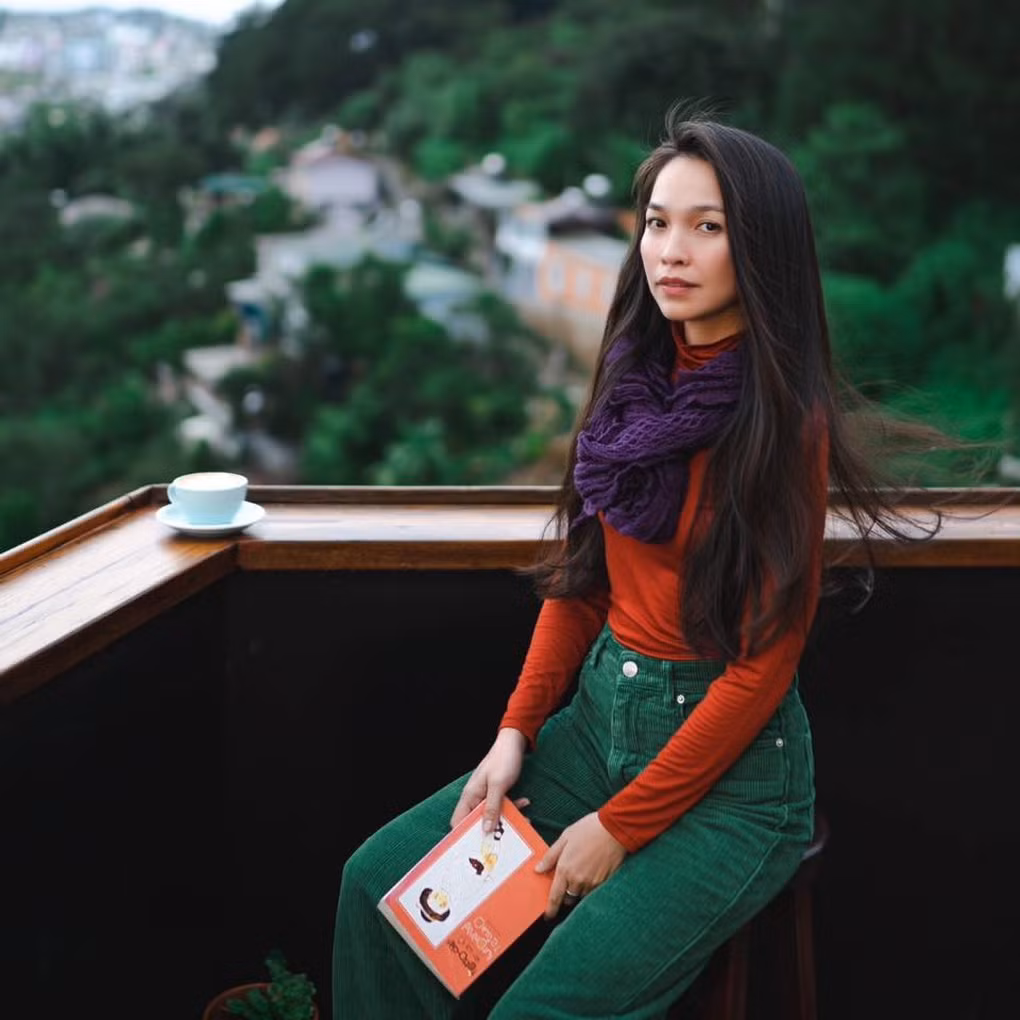 Hiền Thục có khởi đầu khá thuận lợi bởi từ bé, cô đã hoạt động ở nhà thiếu nhi, được học hát, trình diễn... Cô từng đoạt giải Ca sĩ biểu diễn có hình tượng đẹp nhất trong cuộc thi Giọng ca trẻ châu Á tại Thượng Hải, khi chỉ mới 18 tuổi. Sau đó, cô cho ra mắt album "Email tình yêu", tạo được ấn tượng trong lòng khán giả.