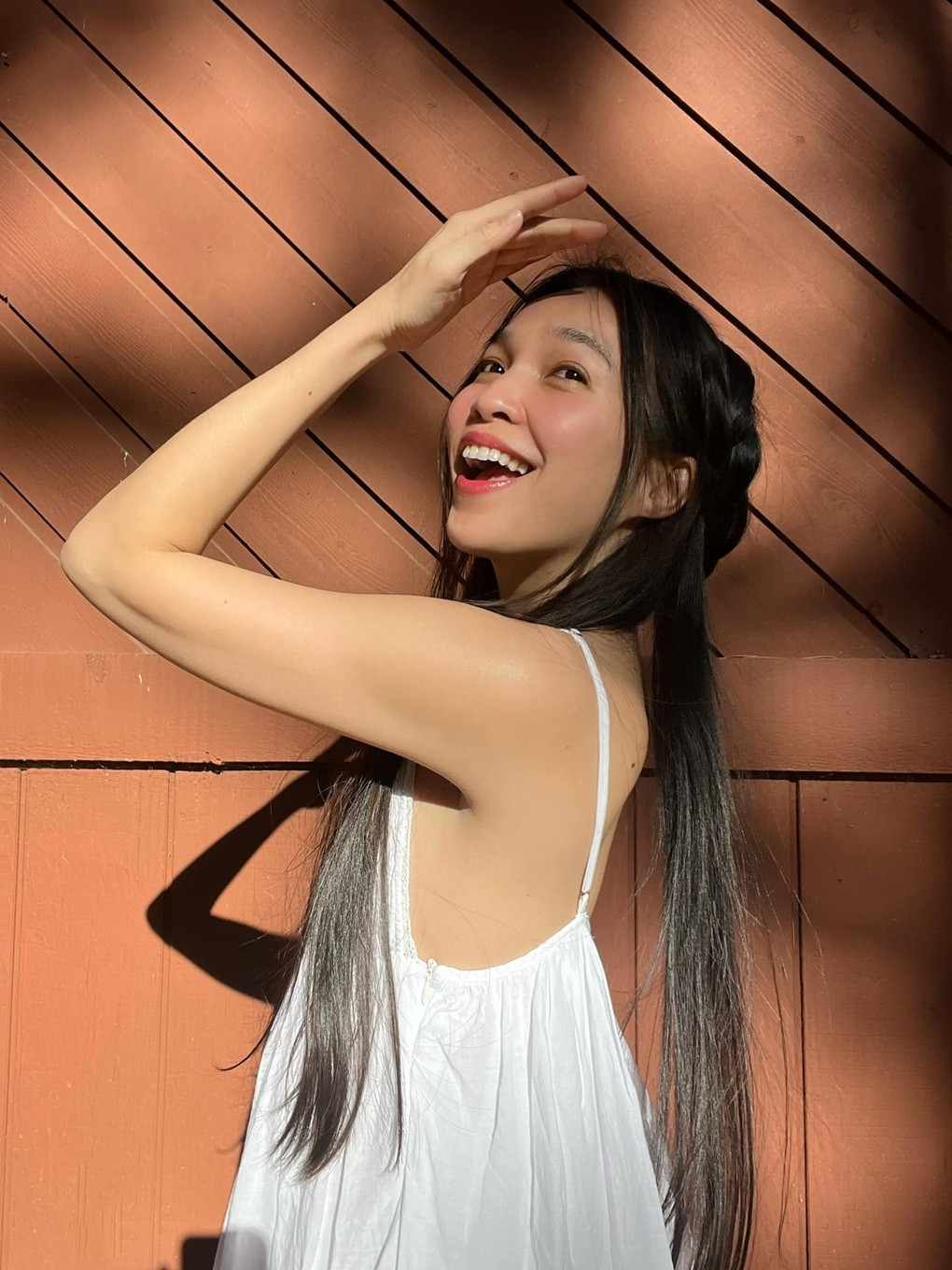 Thời gian qua, Hiền Thục vẫn "độc thân vui tính". Nữ ca sĩ từng chia sẻ trong tình yêu, cô không đưa ra tiêu chuẩn về người đàn ông lý tưởng đồng thời tiết lộ bản thân là người phụ nữ hết mình khi yêu và cũng sẽ buồn hơn người khác nếu chẳng may tình yêu có sóng gió (Ảnh: Facebook nhân vật).