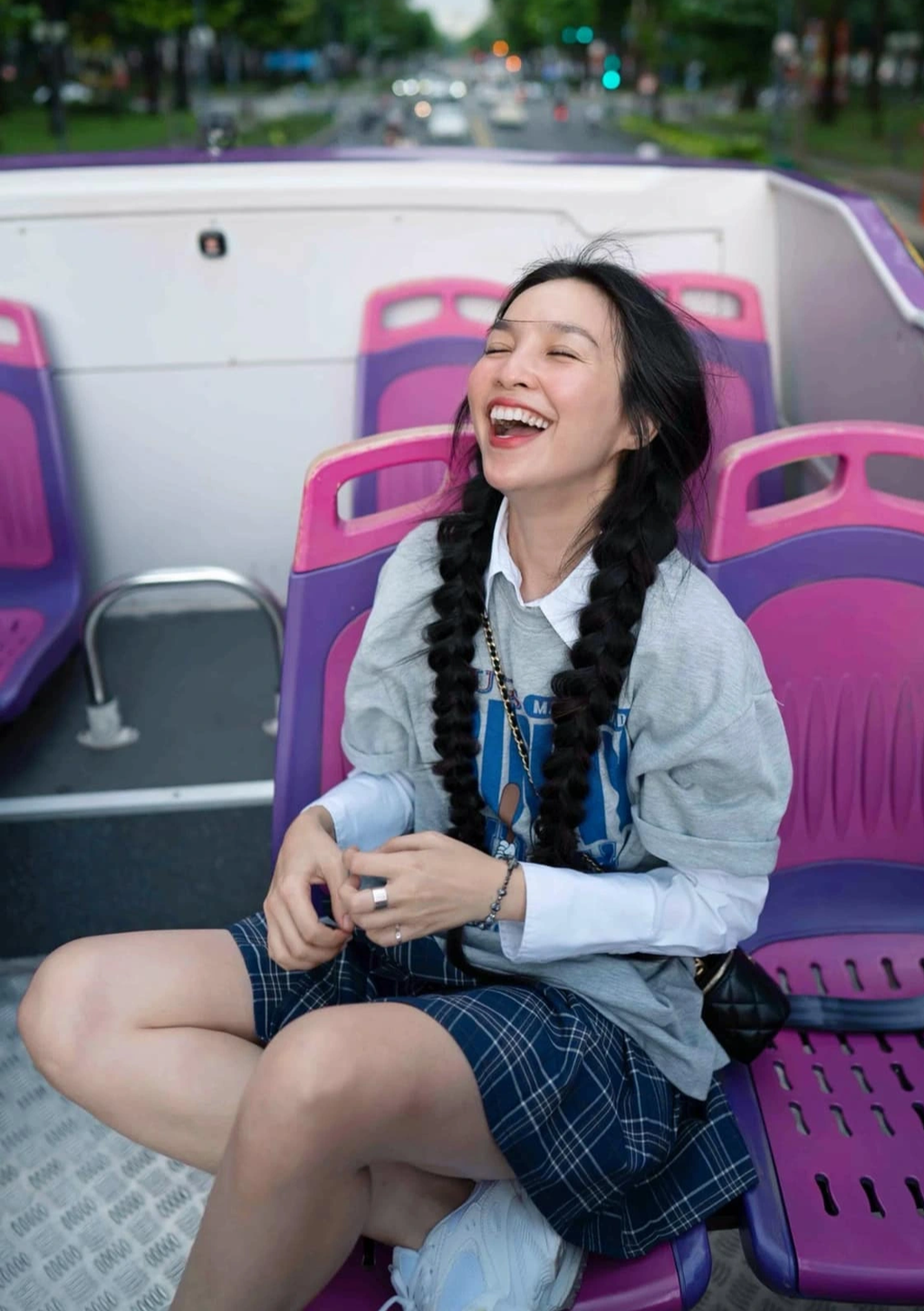 Không chỉ được khen có nhan sắc thăng hạng mà Hiền Thục còn được đánh giá có giọng hát ngày càng chạm đến trái tim. Mỗi lần xuất hiện trên sân khấu, giọng ca 8X luôn khiến khán giả bồi hồi, xúc động với tiếng hát ngọt ngào, nhiều cảm xúc.