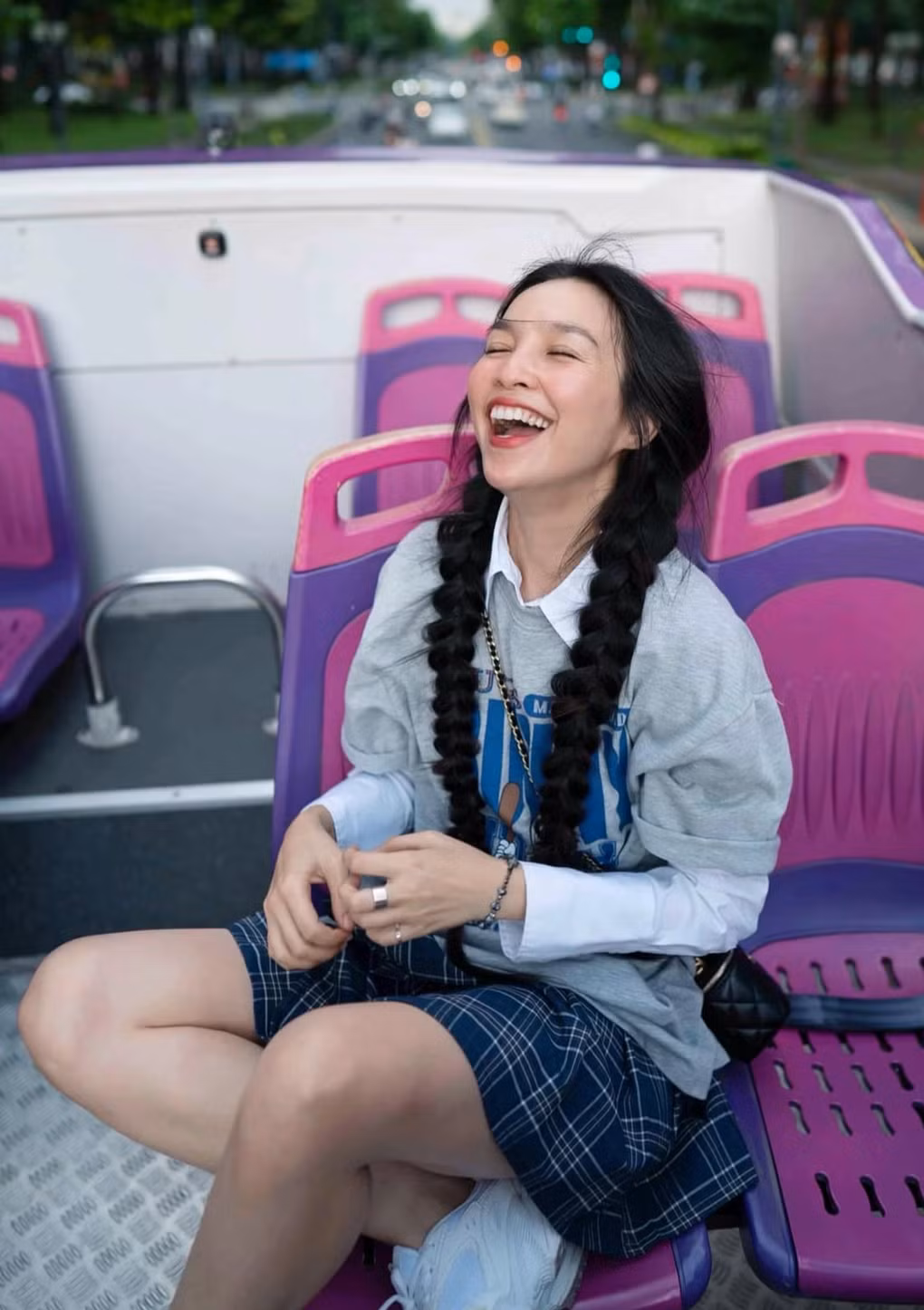 Không chỉ được khen có nhan sắc thăng hạng mà Hiền Thục còn được đánh giá có giọng hát ngày càng chạm đến trái tim. Mỗi lần xuất hiện trên sân khấu, giọng ca 8X luôn khiến khán giả bồi hồi, xúc động với tiếng hát ngọt ngào, nhiều cảm xúc.