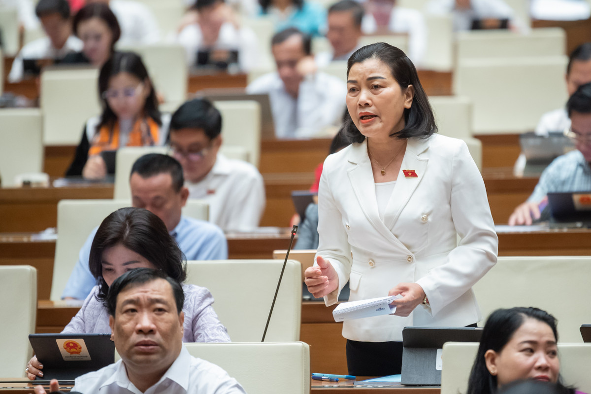  Cứ 5.200 học sinh lại có 1 học sinh đánh nhau: Tranh luận với Bộ trưởng GD&amp;ĐT về bạo lực học đường, đại biểu Nguyễn Thị Xuân (Đắk Lắk) chia sẻ, bình quân mỗi năm học cả nước đã xảy ra hơn 1.500 vụ bạo lực học đường trong và ngoài nhà trường; cứ 5.200 học sinh lại có 1 học sinh đánh nhau… Đề nghị cần có sự vào cuộc của cả hệ thống chính trị, các đoàn thể, trong đó có Đoàn Thanh niên, Hội Phụ nữ và là trách nhiệm của toàn xã hội, mỗi gia đình để góp phần chấm dứt bạo lực học đường. Về giải pháp, đề nghị Chính phủ cần quan tâm hơn nữa đến vấn đề này.