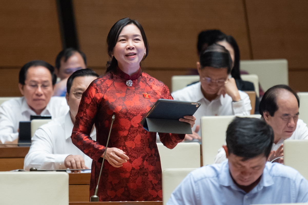  Thời điểm thực hiện nhiệm vụ xây dựng đội ngũ trí thức theo Nghị quyết của Trung ương?: Đại biểu Lý Tiết Hạnh (Bình Định) cho biết: “Nghị quyết 27 của Trung ương về xây dựng đội ngũ trí thức trong thời kỳ đẩy mạnh công nghiệp hóa, hiện đại hóa đất nước có giao Chính phủ chỉ đạo kịp thời để thể chế hóa và thực hiện mục tiêu, nhiệm vụ xây dựng đội ngũ trí thức. Tuy nhiên, sau gần 15 năm, đến nay vẫn chưa thể chế hóa cái nội dung này”.